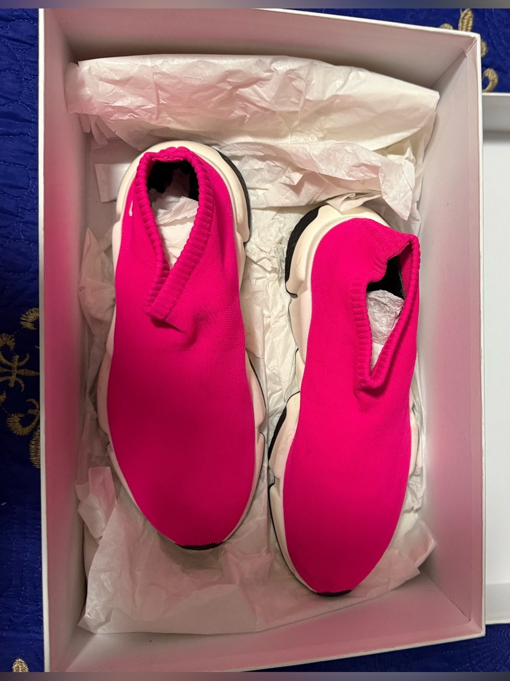This is a Balenciaga Speed Trainer in a bright pink "Rose Fluo" colorway featuri